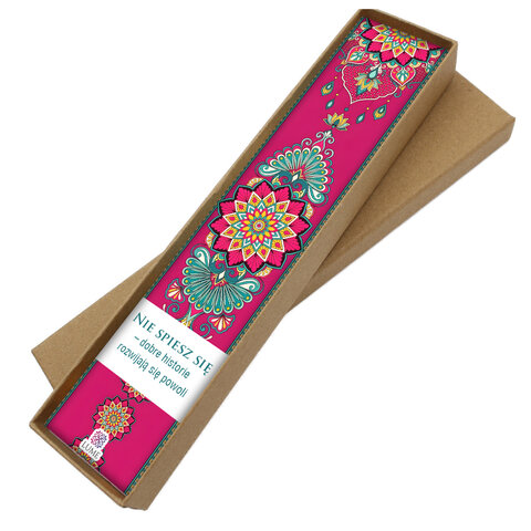 Zakładka do książki z antycznego brązu z niebieskimi koralikami i wielobarwną, harmonijną mandalą pod wypukłym szkiełkiem. Zakładka do książki z antycznego brązu z niebieskimi koralikami i wielobarwną, harmonijną mandalą pod wypukłym szkiełkiem.