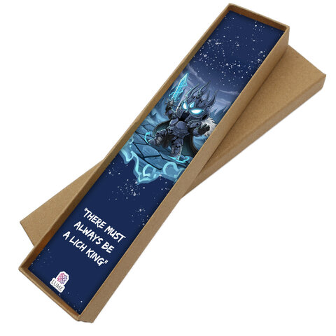 Zakładka do książki z antycznego brązu z graficznym motywem uroczego Lich Kinga w stylu chibi z mieczem pod wypukłym szkiełkiem.