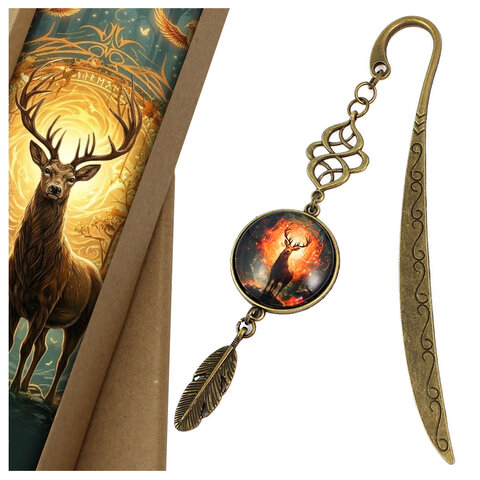 Zakładka do książki z antycznego brązu z ozdobnym falistym trzonem, zawieszką z piórkiem i ilustracją jelenia w ognistym lesie pod kaboszonem 