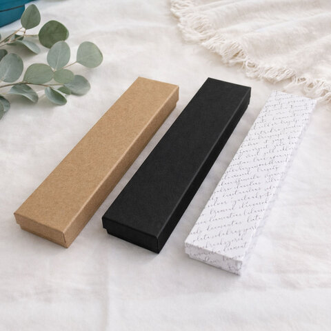 Zakładka do książki z antycznego brązu z ozdobnym falistym trzonem, zawieszką z piórkiem i ilustracją jelenia w ognistym lesie pod kaboszonem 