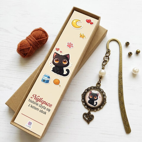 Zakładka do książki z antycznego brązu z motywem słońca i gwiazd, turkusowymi kryształkami i ilustracją czarnego kota na tle księżyca Zakładka do książki z antycznego brązu z motywem słońca i gwiazd, turkusowymi kryształkami i ilustracją czarnego kota na tle księżyca