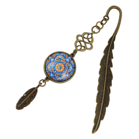 Zakładka do książki z antycznego brązu z wielobarwną mandalą o florystycznym kształcie zamkniętą pod szklanym kaboszonem na tle misternie rzeźbionej zawieszki.