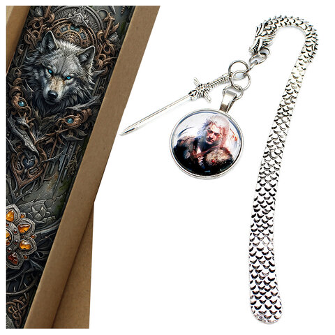 Zakładka do książki w kształcie smoka w kolorze antycznego srebra z grafiką czarownika/wojownika pod szklanym kaboszonem.