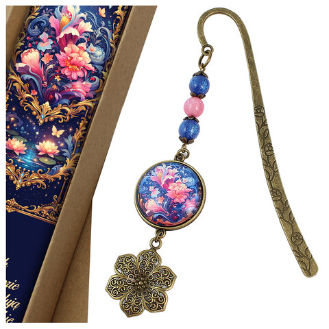 Zakładka do książki z antycznego brązu z niebieskim koralikiem i niebiesko-różowymi, kwitnącymi kwiatami pod szklanym kaboszonem.