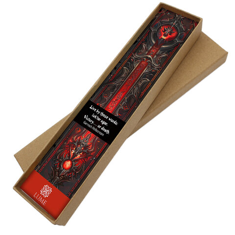 Metalowa zakładka do książki w kształcie smoka w kolorze oksydowanej miedzi z czerwoną grafiką z symbolem Hordy z World of Warcraft pod szklanym szkiełkiem oraz małą zawieszką w kształcie piórka.