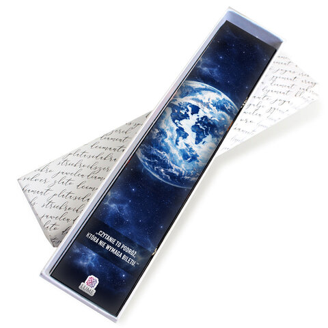 Srebrna zakładka do książki w kształcie piórka z ażurowym łącznikiem i zawieszką ze szklanym kaboszonem przedstawiającym magiczną mapę świata w klimacie fantasy Srebrna zakładka do książki w kształcie piórka z ażurowym łącznikiem i zawieszką ze szklanym kaboszonem przedstawiającym magiczną mapę świata w klimacie fantasy