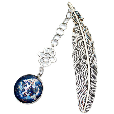 Srebrna zakładka do książki w kształcie piórka z ażurowym łącznikiem i zawieszką ze szklanym kaboszonem przedstawiającym magiczną mapę świata w klimacie fantasy Srebrna zakładka do książki w kształcie piórka z ażurowym łącznikiem i zawieszką ze szklanym kaboszonem przedstawiającym magiczną mapę świata w klimacie fantasy