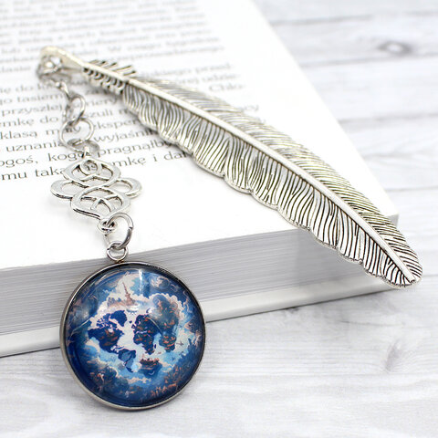 Srebrna zakładka do książki w kształcie piórka z ażurowym łącznikiem i zawieszką ze szklanym kaboszonem przedstawiającym magiczną mapę świata w klimacie fantasy Srebrna zakładka do książki w kształcie piórka z ażurowym łącznikiem i zawieszką ze szklanym kaboszonem przedstawiającym magiczną mapę świata w klimacie fantasy