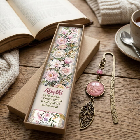 Zakładka do książki z antycznego brązu z różowym koralikiem, listkiem i uwięzionymi w różowej żywicy prawdziwymi, drobnymi suszonymi kwiatami.