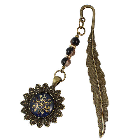Zakładka do książki z antycznego brązu w kształcie pióra, z ozdobnymi koralikami oraz słoneczną, złotą mandalą na granatowym tle w oprawie z płatków.
