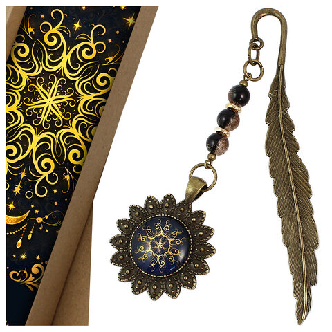 Zakładka do książki z antycznego brązu w kształcie pióra, z ozdobnymi koralikami oraz słoneczną, złotą mandalą na granatowym tle w oprawie z płatków.