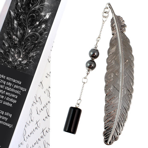 Cienka metalowa zakładka do książki pióro w kolorze grafitowym z zawieszką z czarnego onyksu i kulistego hematytu, w czarnym pudełku. Cienka metalowa zakładka do książki pióro w kolorze grafitowym z zawieszką z czarnego onyksu i kulistego hematytu, w czarnym pudełku.