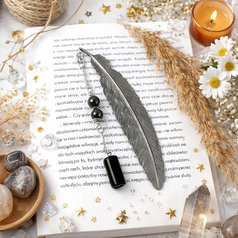 Cienka metalowa zakładka do książki pióro w kolorze grafitowym z zawieszką z czarnego onyksu i kulistego hematytu, w czarnym pudełku.