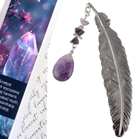 Cienka metalowa zakładka do książki pióro w kolorze grafitowym z zawieszką z fioletowego ametystu (bryłki i łezka) w ozdobnym pudełku.