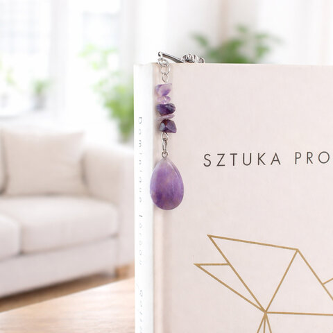 Cienka metalowa zakładka do książki pióro w kolorze grafitowym z zawieszką z fioletowego ametystu (bryłki i łezka) w ozdobnym pudełku.