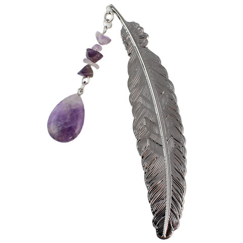 Cienka metalowa zakładka do książki pióro w kolorze grafitowym z zawieszką z fioletowego ametystu (bryłki i łezka) w ozdobnym pudełku.