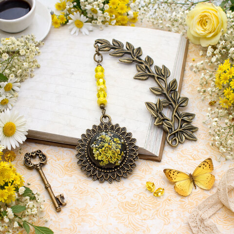 zakładka do książki z kwiatami w żywicy żółta vintage na prezent dla mamy babci