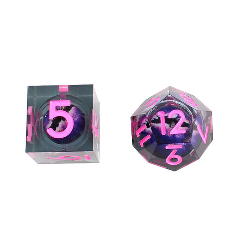 Zestaw 7 kości RPG z żywicy z ostrymi krawędziami imitujący kosmos z błękitnym płynnym wnętrzem i fioletowymi smugami | Kości Liquid Core Astral Nebula Lume Design Zestaw 7 kości RPG z żywicy z ostrymi krawędziami imitujący kosmos z błękitnym płynnym wnętrzem i fioletowymi smugami | Kości Liquid Core Astral Nebula Lume Design