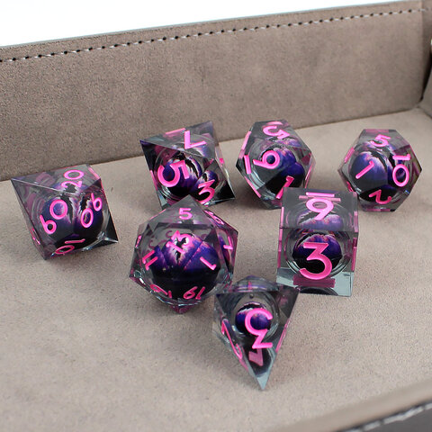 Zestaw 7 kości RPG z żywicy z ostrymi krawędziami imitujący kosmos z błękitnym płynnym wnętrzem i fioletowymi smugami | Kości Liquid Core Astral Nebula Lume Design Zestaw 7 kości RPG z żywicy z ostrymi krawędziami imitujący kosmos z błękitnym płynnym wnętrzem i fioletowymi smugami | Kości Liquid Core Astral Nebula Lume Design