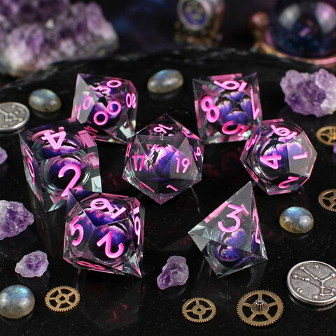 Zestaw 7 kości RPG z żywicy z ostrymi krawędziami imitujący kosmos z błękitnym płynnym wnętrzem i fioletowymi smugami | Kości Liquid Core Astral Nebula Lume Design Zestaw 7 kości RPG z żywicy z ostrymi krawędziami imitujący kosmos z błękitnym płynnym wnętrzem i fioletowymi smugami | Kości Liquid Core Astral Nebula Lume Design