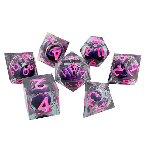 Zestaw 7 kości RPG z żywicy z ostrymi krawędziami imitujący kosmos z błękitnym płynnym wnętrzem i fioletowymi smugami | Kości Liquid Core Astral Nebula Lume Design Zestaw 7 kości RPG z żywicy z ostrymi krawędziami imitujący kosmos z błękitnym płynnym wnętrzem i fioletowymi smugami | Kości Liquid Core Astral Nebula Lume Design