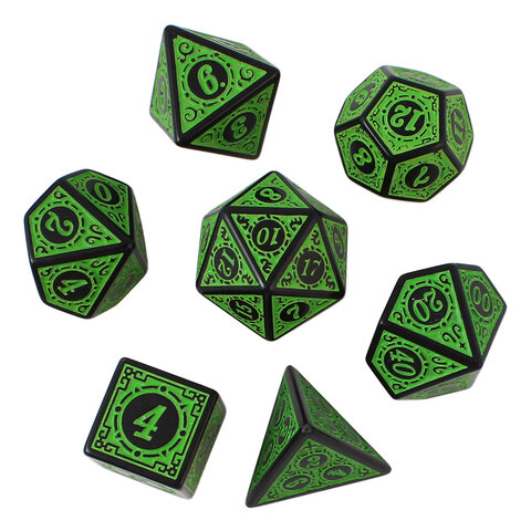 Zestaw czarno-zielonych kości RPG Verdant Arcane z ozdobnymi grawerowanymi ramkami.