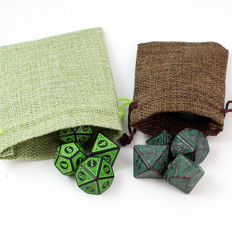 Zestaw czarno-zielonych kości RPG Verdant Arcane z ozdobnymi grawerowanymi ramkami.