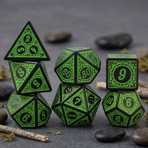 Zestaw czarno-zielonych kości RPG Verdant Arcane z ozdobnymi grawerowanymi ramkami.